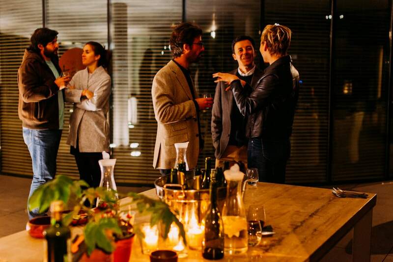 Alumni tagok beszélgetnek egy rendezvényen